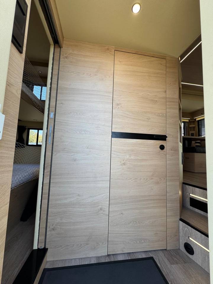 Zware paardenvrachtwagen (groot rijbewijs) Krismar MERCEDES 2021 Tweedehands