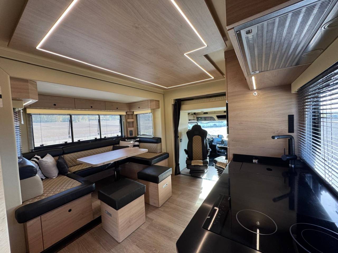 Zware paardenvrachtwagen (groot rijbewijs) Krismar MERCEDES 2021 Tweedehands