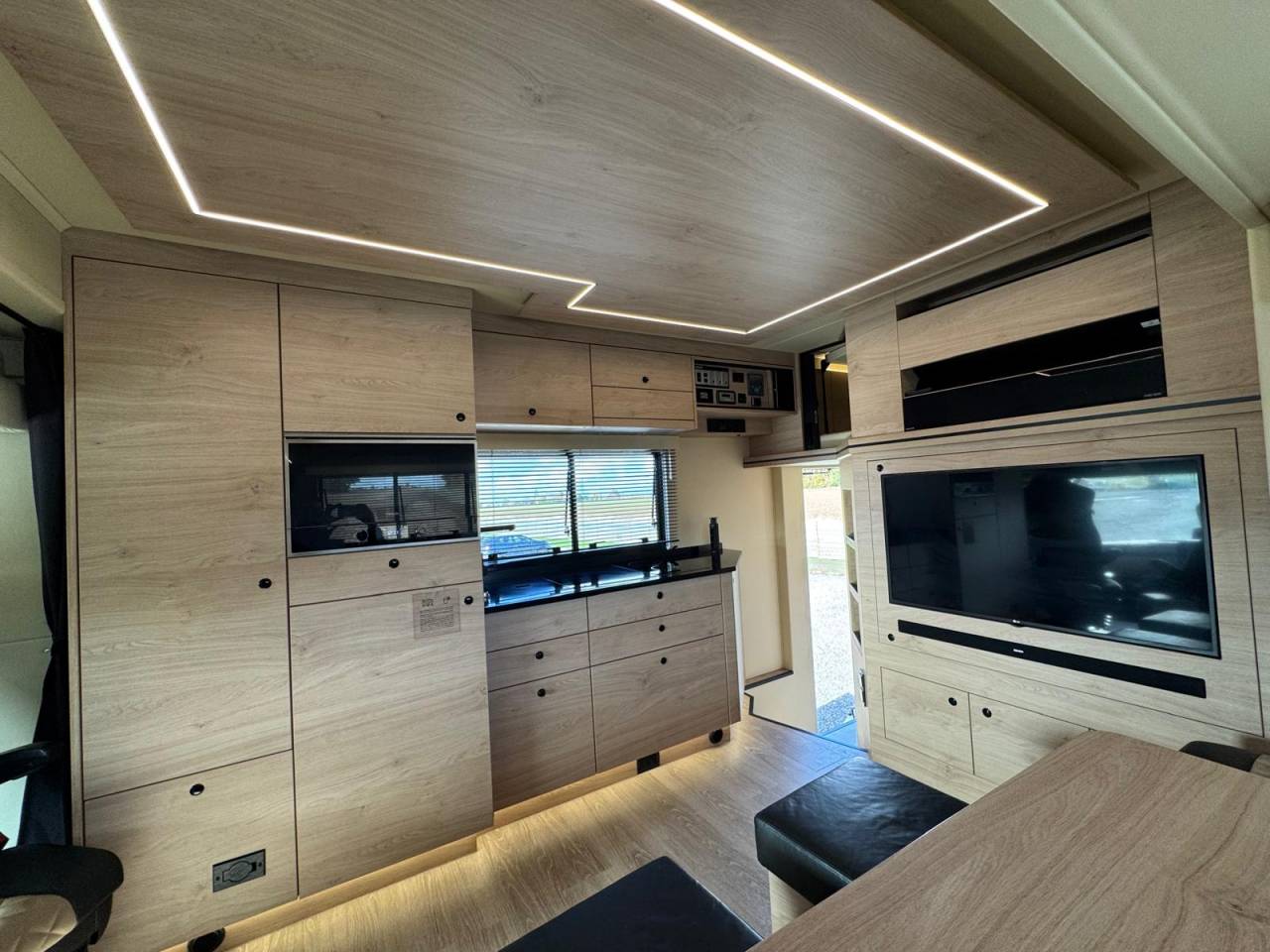 Zware paardenvrachtwagen (groot rijbewijs) Krismar MERCEDES 2021 Tweedehands