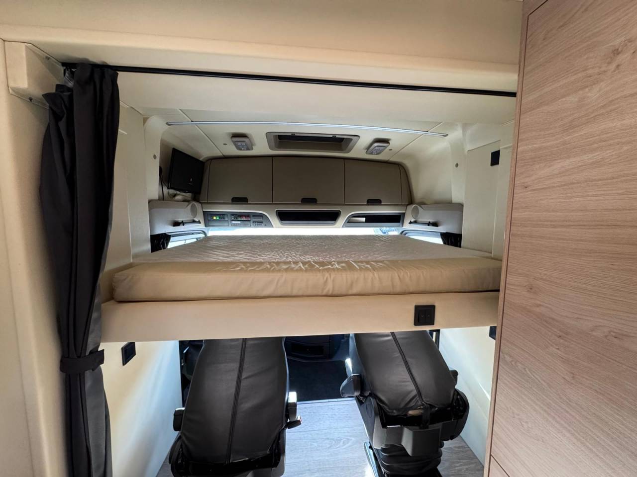 Zware paardenvrachtwagen (groot rijbewijs) Krismar MERCEDES 2021 Tweedehands