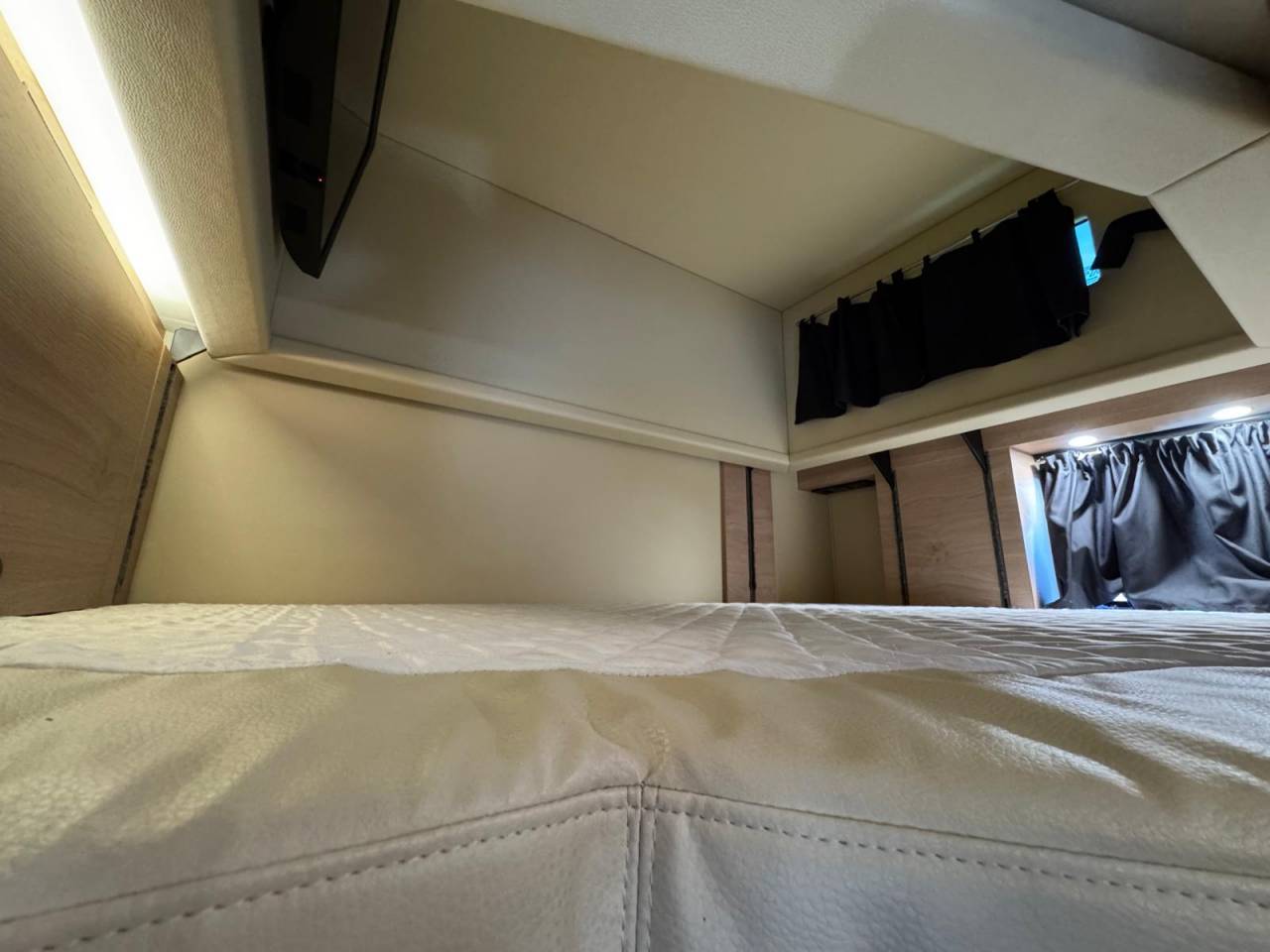 Zware paardenvrachtwagen (groot rijbewijs) Krismar MERCEDES 2021 Tweedehands