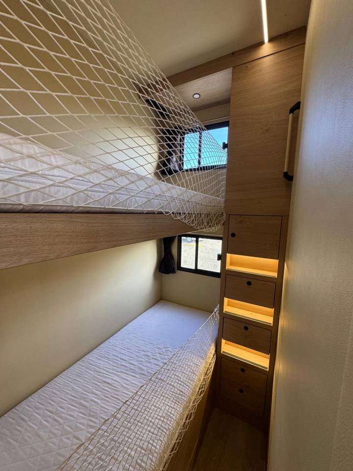 Zware paardenvrachtwagen (groot rijbewijs) Krismar MERCEDES 2021 Tweedehands