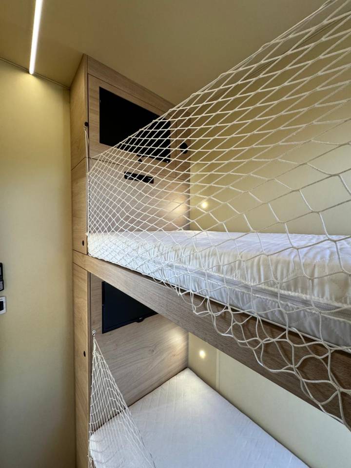 Zware paardenvrachtwagen (groot rijbewijs) Krismar MERCEDES 2021 Tweedehands