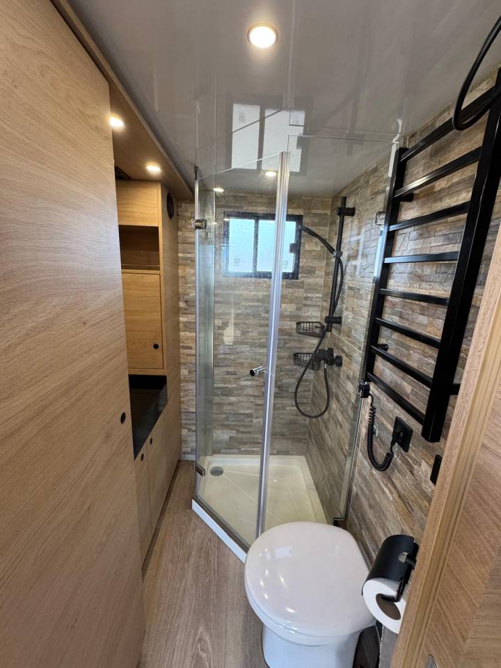 Zware paardenvrachtwagen (groot rijbewijs) Krismar MERCEDES 2021 Tweedehands