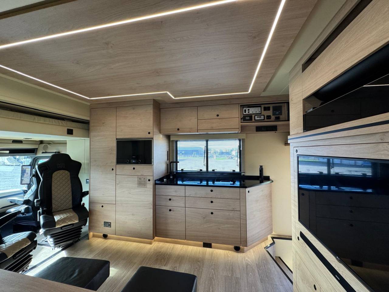 Zware paardenvrachtwagen (groot rijbewijs) Krismar MERCEDES 2021 Tweedehands