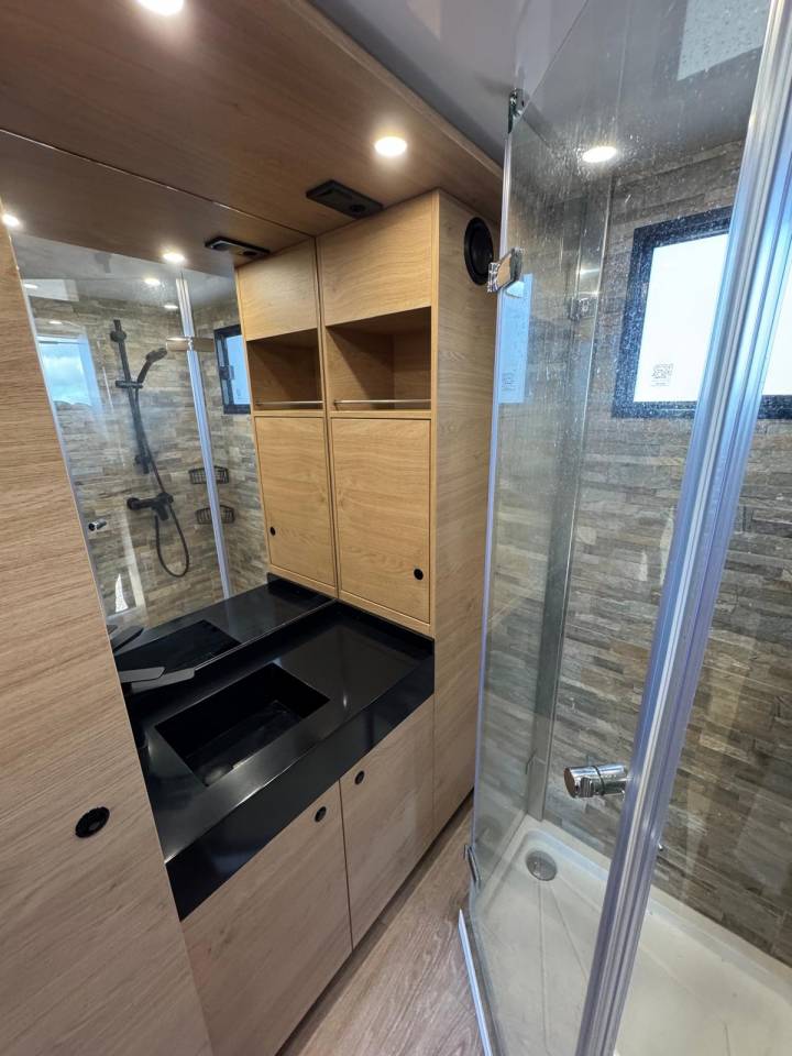 Zware paardenvrachtwagen (groot rijbewijs) Krismar MERCEDES 2021 Tweedehands