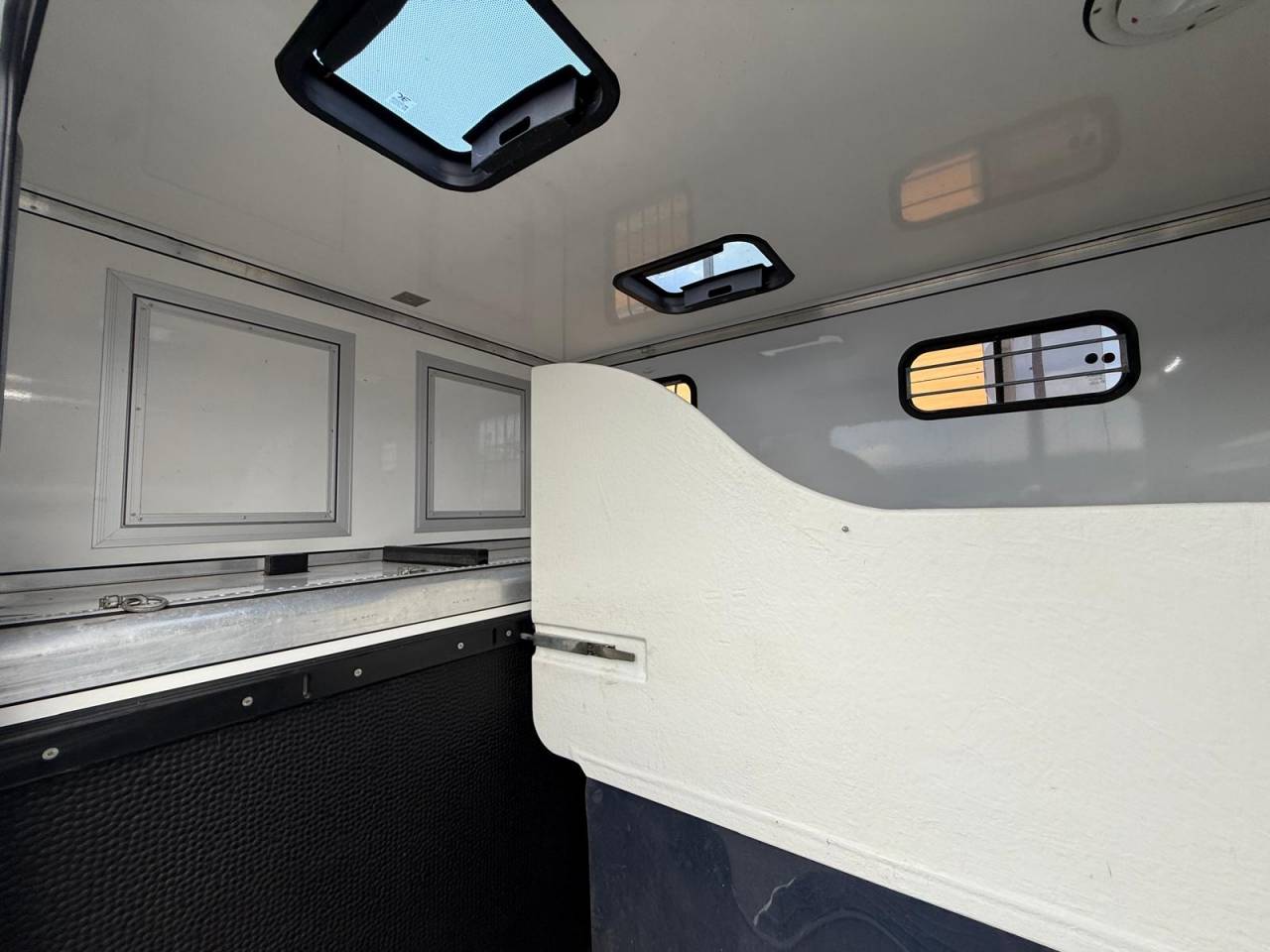 Kleine paardenvrachtwagen (B rijbewijs) Cavalcar NV 400  2021 Tweedehands