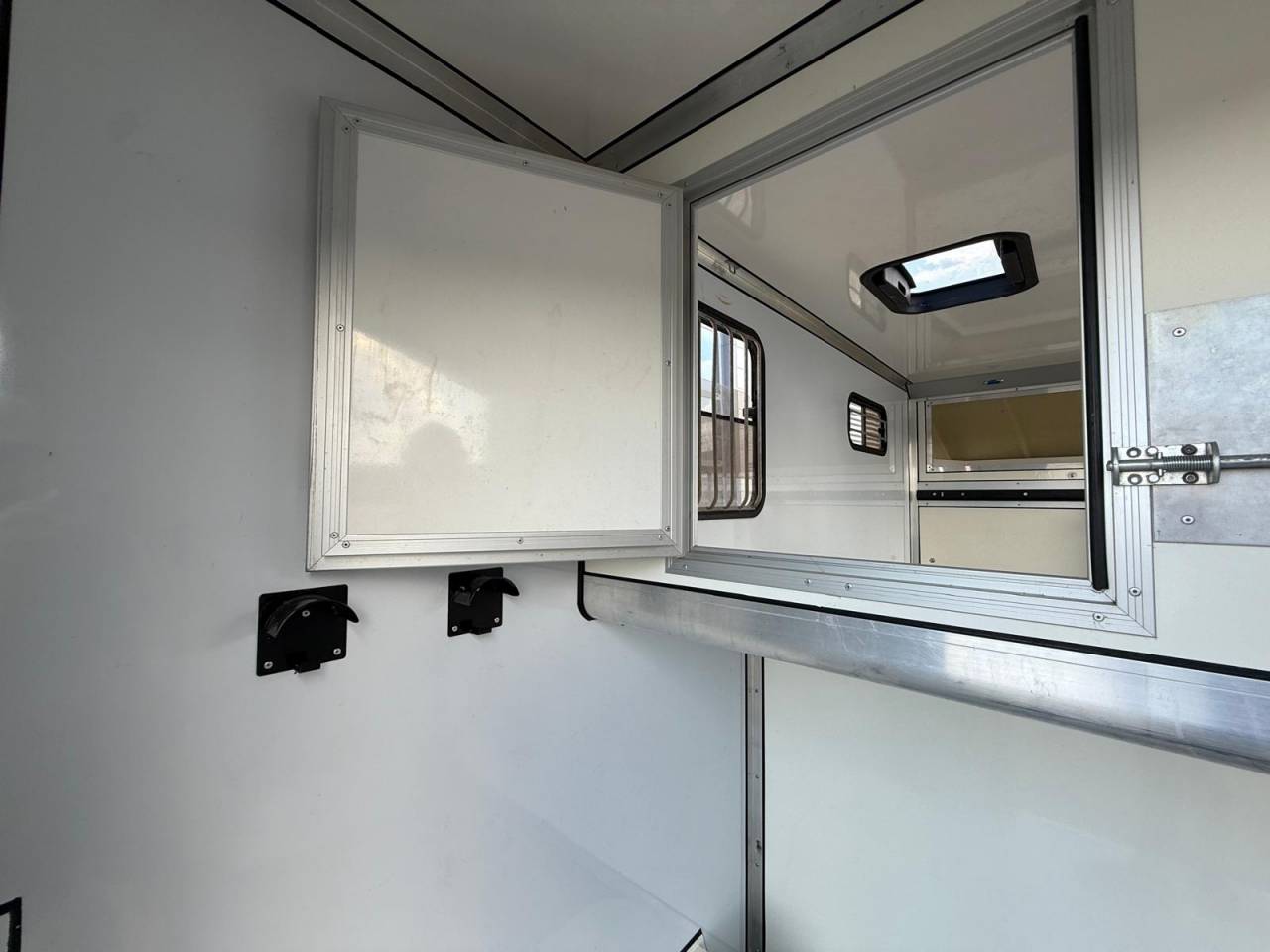 Kleine paardenvrachtwagen (B rijbewijs) Cavalcar NV 400  2021 Tweedehands