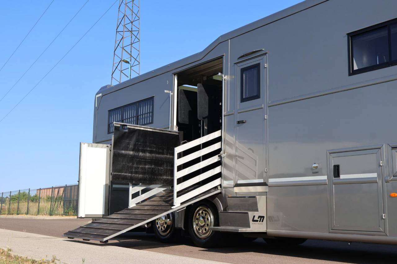 Zware paardenvrachtwagen (groot rijbewijs) AKX MERCEDES-ACTROS 2018 Tweedehands