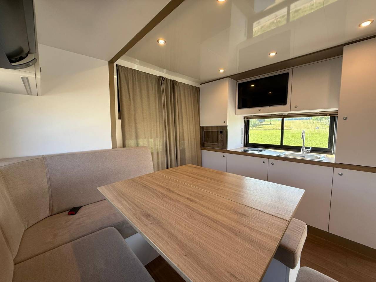 Zware paardenvrachtwagen (groot rijbewijs) AKX MERCEDES-ACTROS 2018 Tweedehands