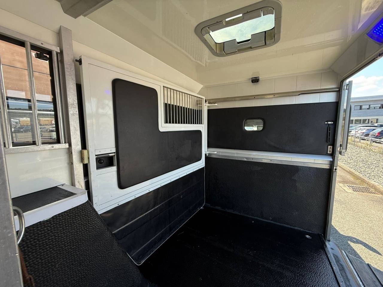 Kleine paardenvrachtwagen (B rijbewijs) STX STALLE 5 PLACES 165CH 2015 Tweedehands