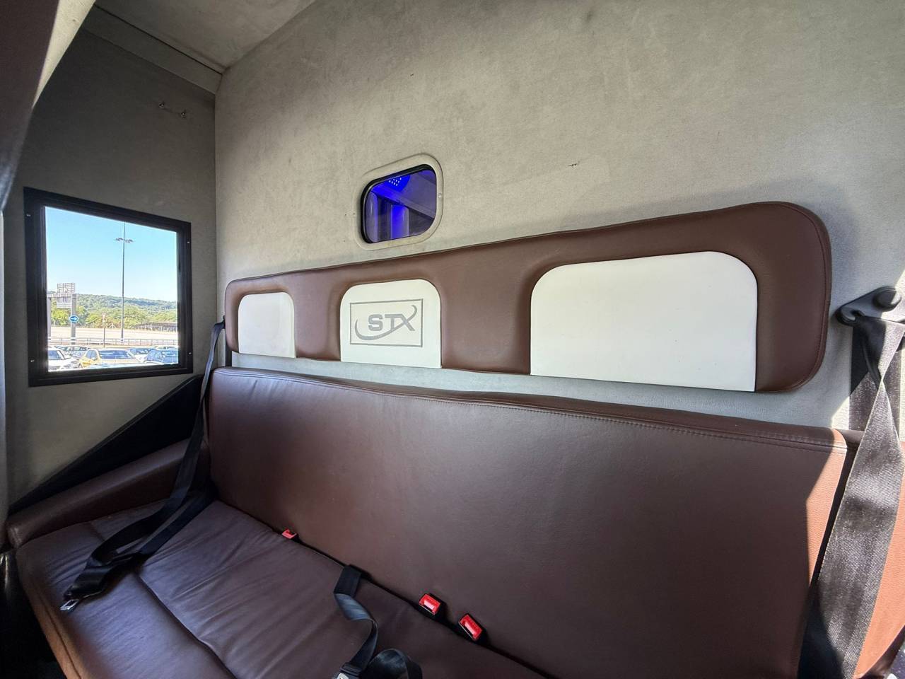 Kleine paardenvrachtwagen (B rijbewijs) STX STALLE 5 PLACES 165CH 2015 Tweedehands