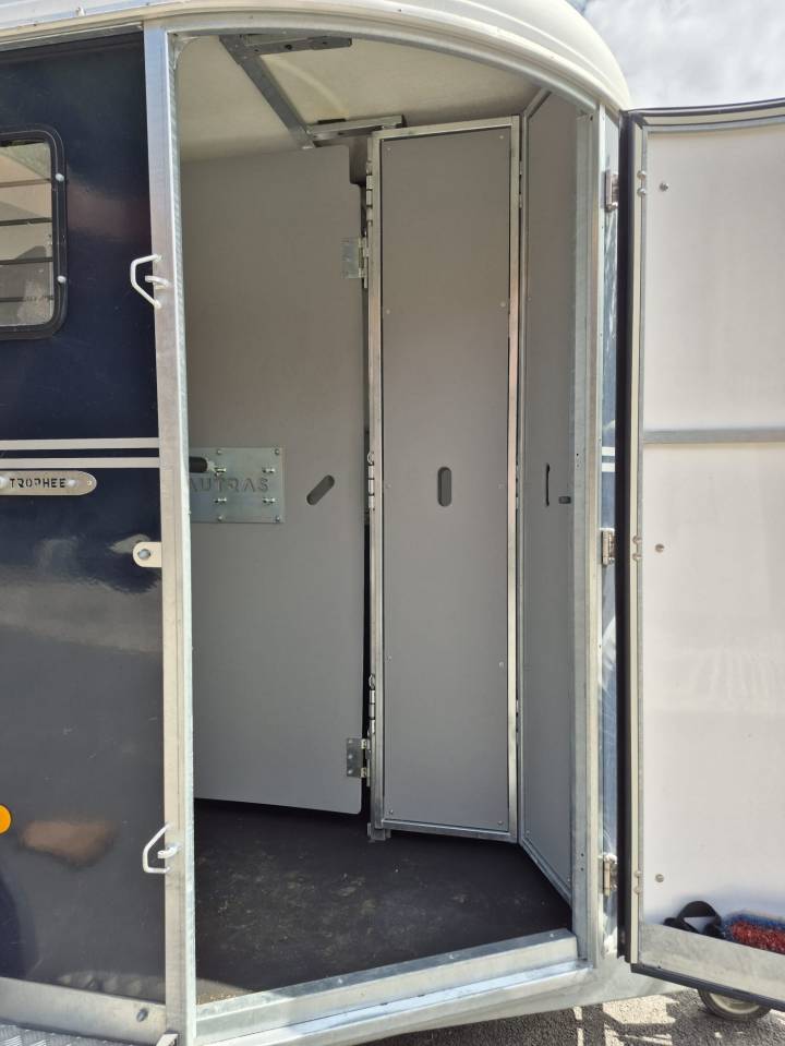 Paardentrailers Fautras Oblic trophé Stall 2 Paarden 2024 Tweedehands