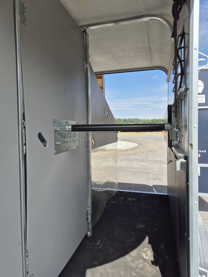 Paardentrailers Fautras Oblic trophé Stall 2 Paarden 2024 Tweedehands