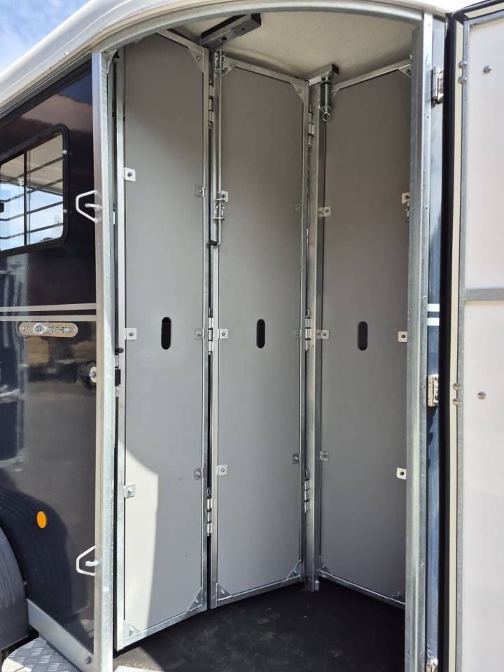 Paardentrailers Fautras Oblic trophé Stall 2 Paarden 2024 Tweedehands