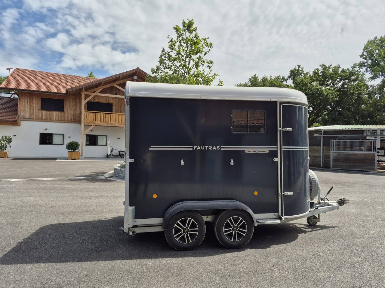 Paardentrailers Fautras Oblic trophé Stall 2 Paarden 2024 Tweedehands