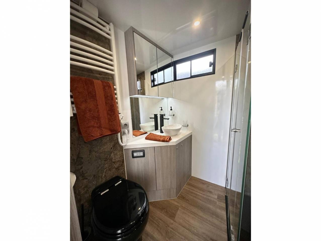 Kleine paardenvrachtwagen (B rijbewijs) Scania EQ S530 2025 Nieuw