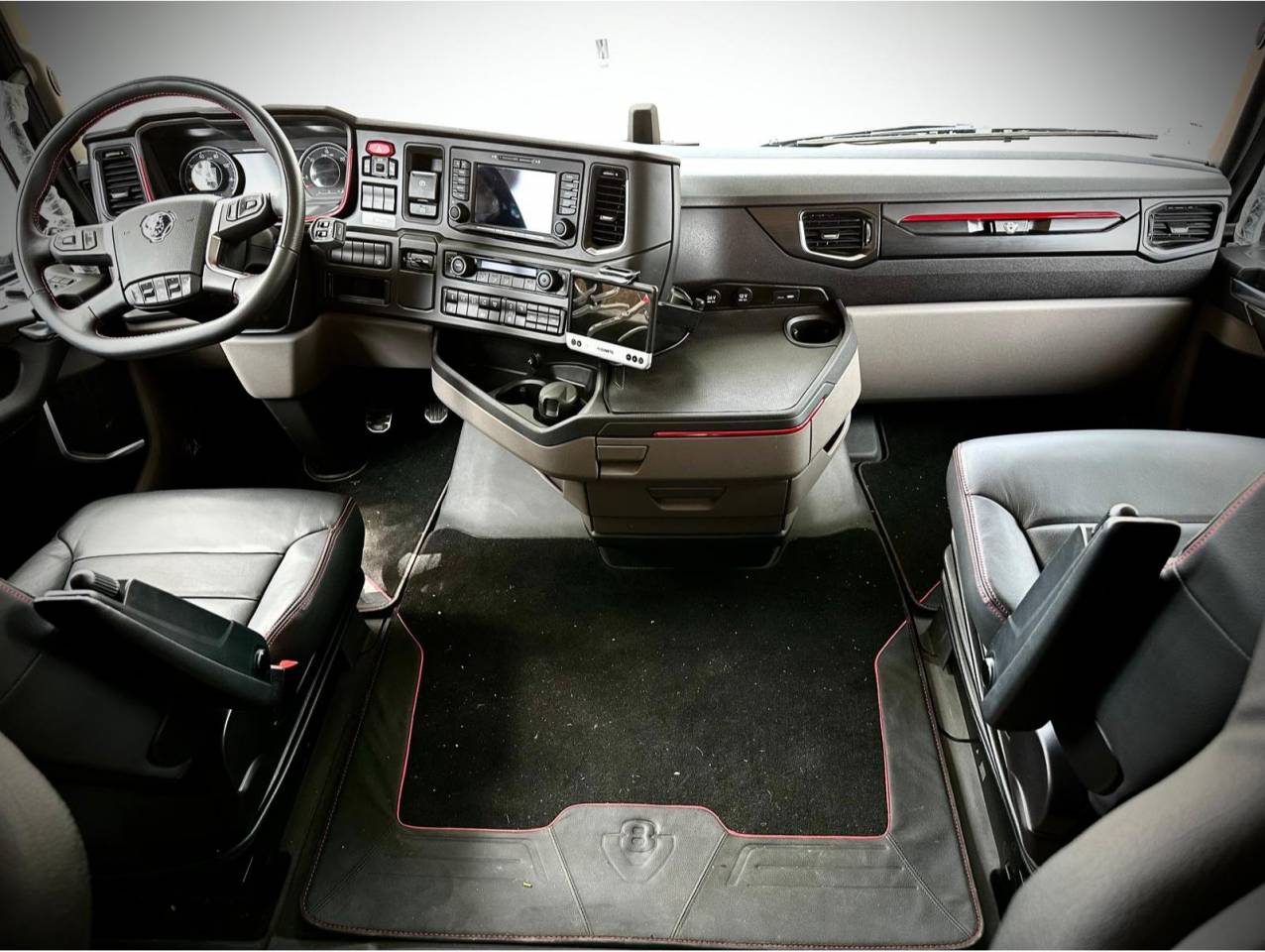 Kleine paardenvrachtwagen (B rijbewijs) Scania EQ S530 2025 Nieuw