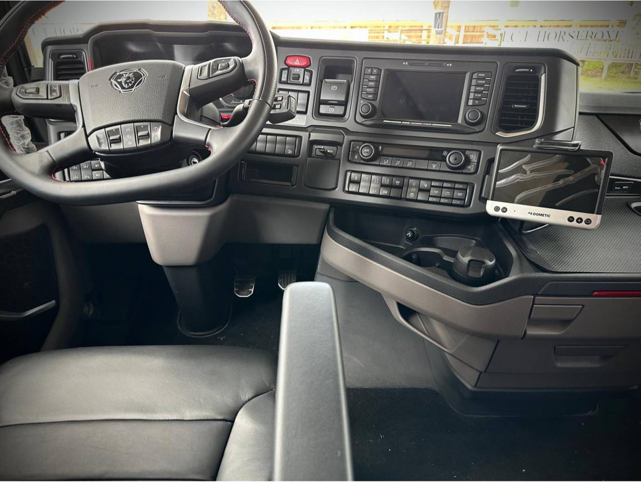 Kleine paardenvrachtwagen (B rijbewijs) Scania EQ S530 2025 Nieuw