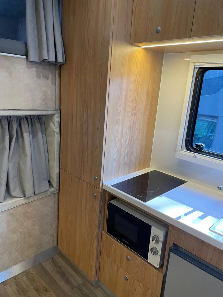 Zware paardenvrachtwagen (groot rijbewijs) Mercedes MERCEDES-BENZ 0 Tweedehands