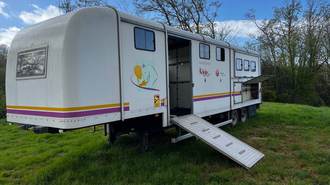 Kleine paardenvrachtwagen (B rijbewijs) Iveco IVECO 35C18 / Semi Remorque VOW 2010 Tweedehands