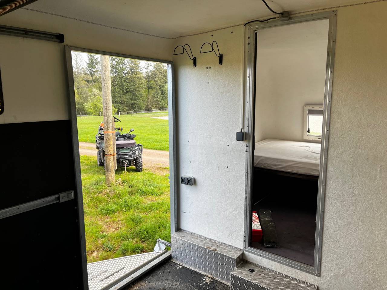 Kleine paardenvrachtwagen (B rijbewijs) Iveco IVECO 35C18 / Semi Remorque VOW 2010 Tweedehands