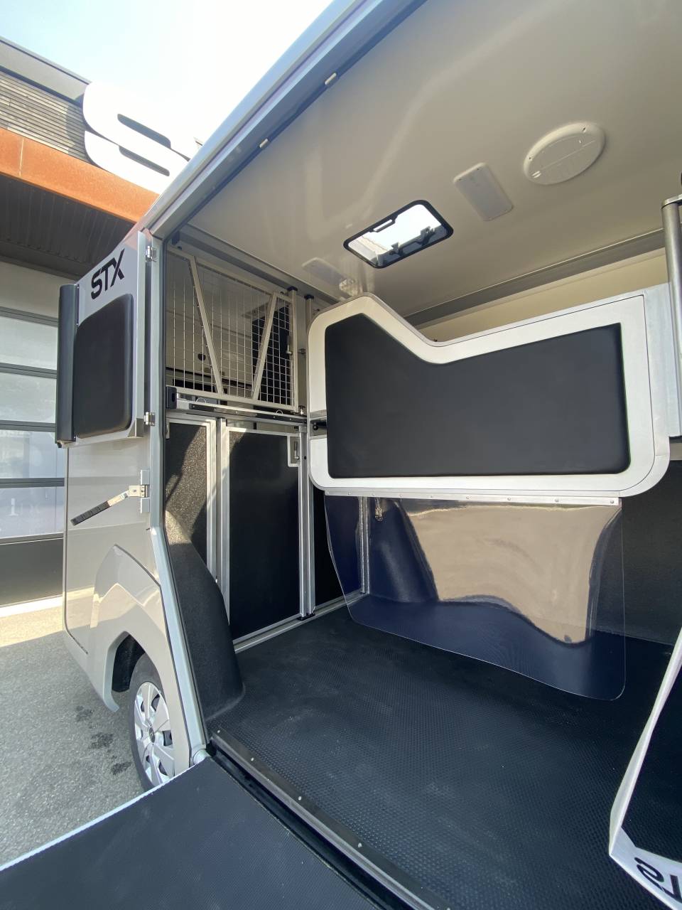 Kleine paardenvrachtwagen (B rijbewijs) STX  2025 Nieuw