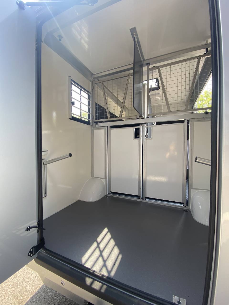 Kleine paardenvrachtwagen (B rijbewijs) STX  2025 Nieuw