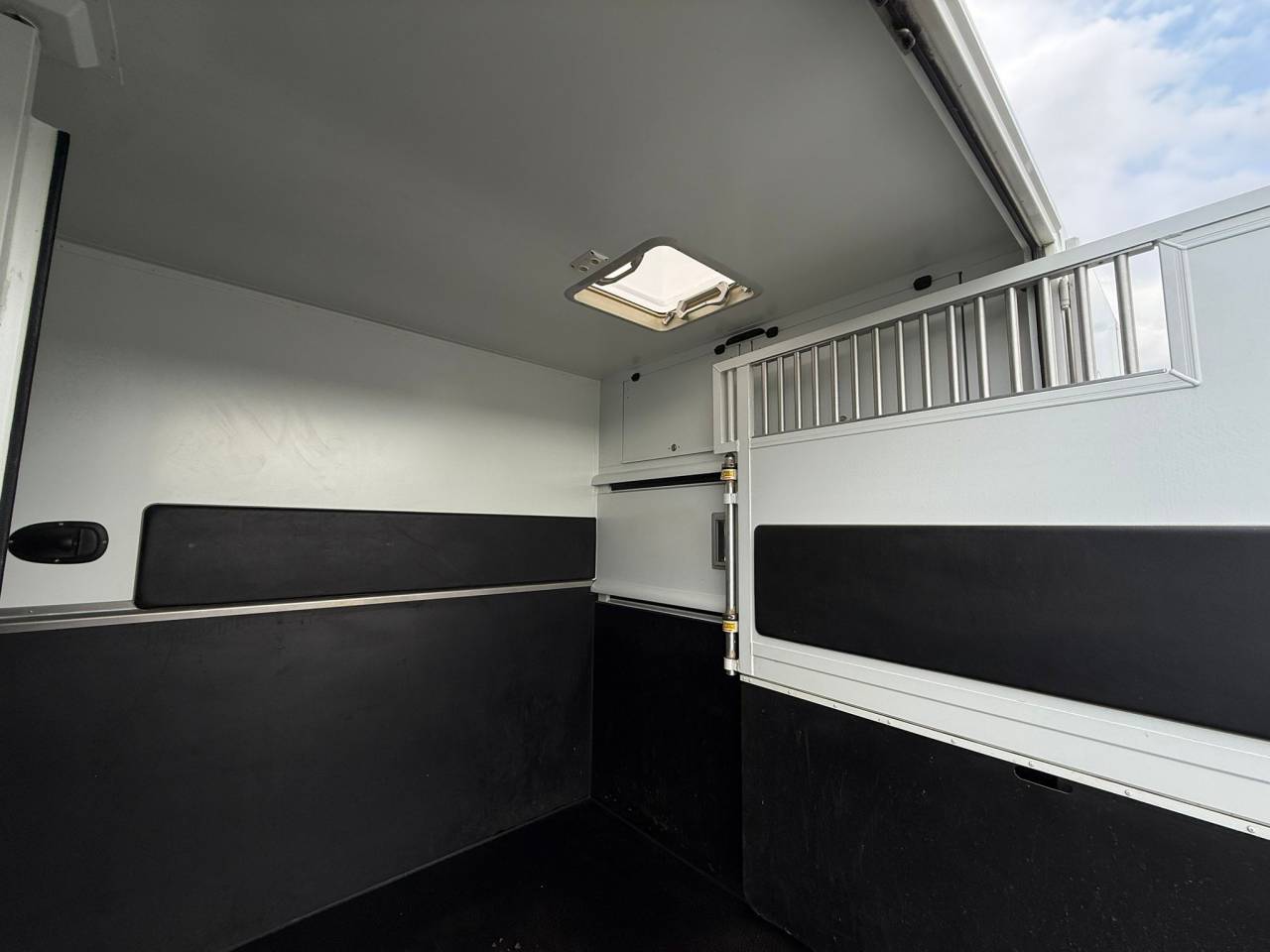 Kleine paardenvrachtwagen (B rijbewijs) Theault PEUGEOT BOXER 150CH STALLE 2015 Tweedehands