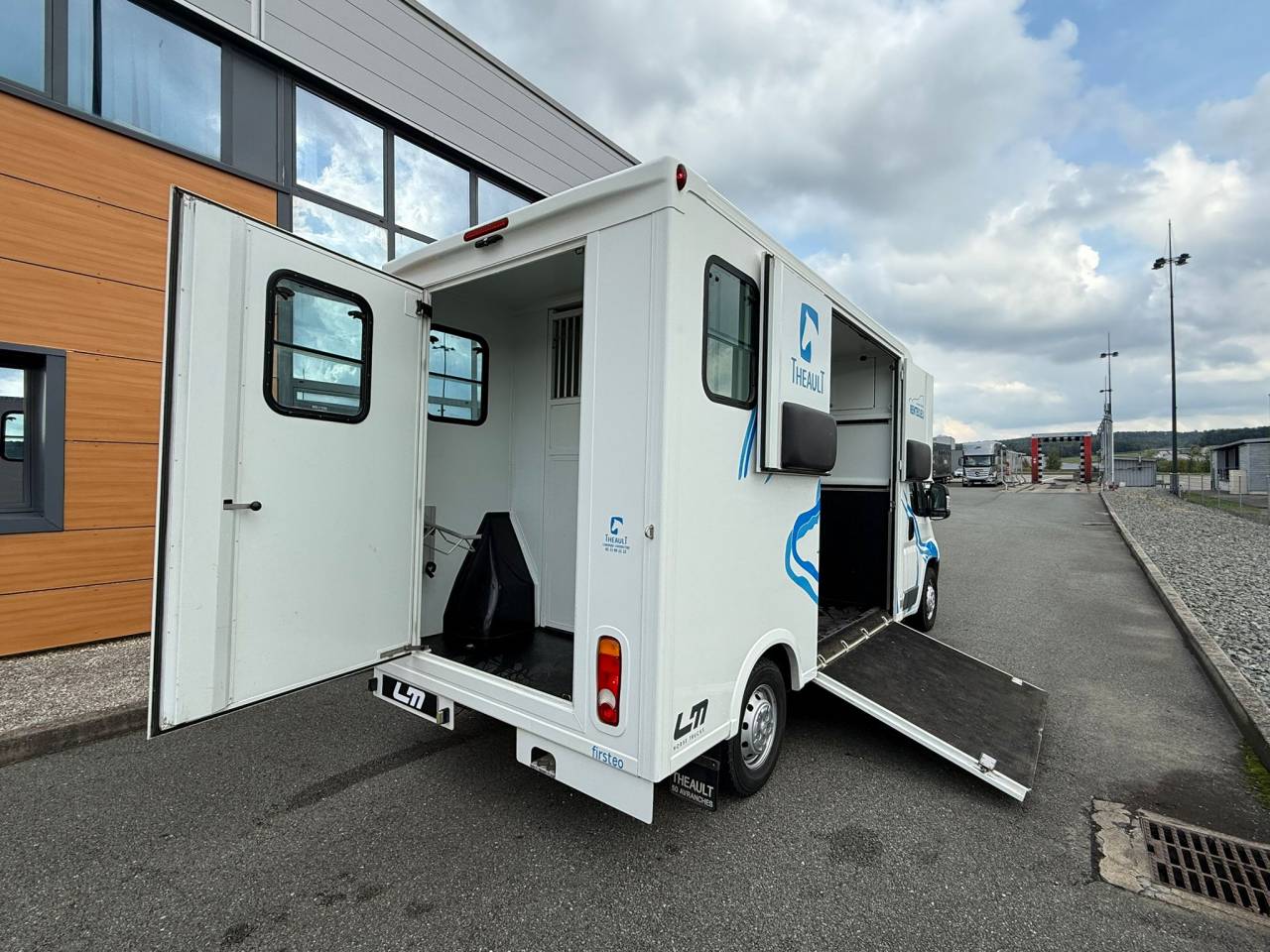 Kleine paardenvrachtwagen (B rijbewijs) Theault PEUGEOT BOXER 150CH STALLE 2015 Tweedehands