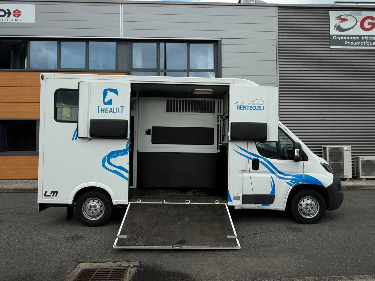 Kleine paardenvrachtwagen (B rijbewijs) Theault PEUGEOT BOXER 150CH STALLE 2015 Tweedehands