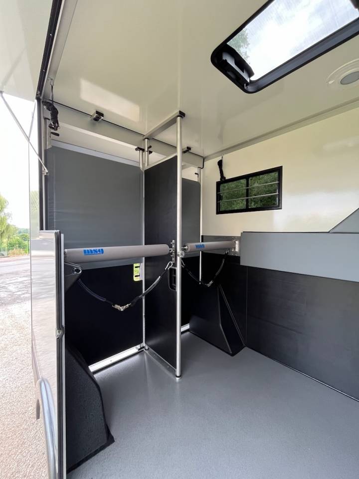 Kleine paardenvrachtwagen (B rijbewijs) Iveco IVECO 0 Nieuw