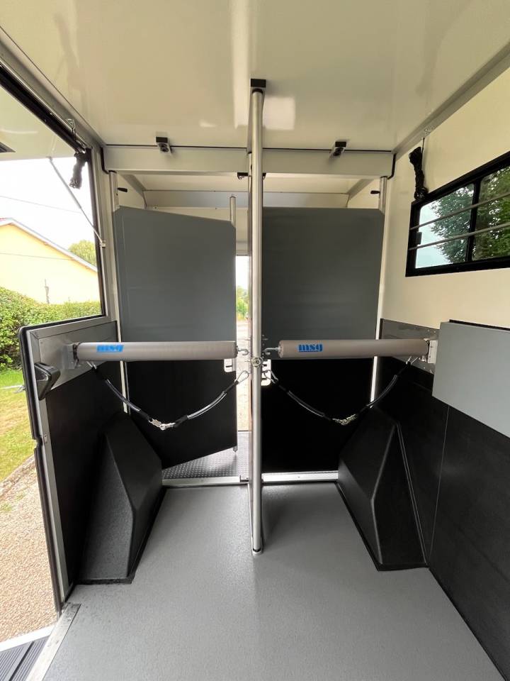 Kleine paardenvrachtwagen (B rijbewijs) Iveco IVECO 0 Nieuw