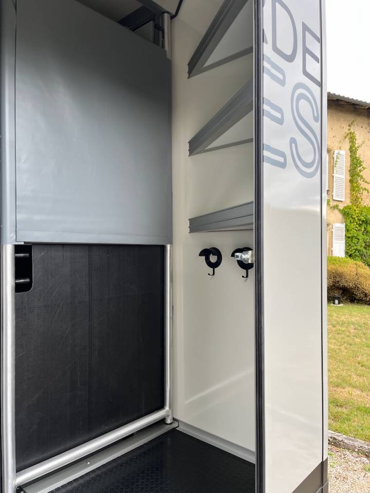 Kleine paardenvrachtwagen (B rijbewijs) Iveco IVECO 0 Nieuw