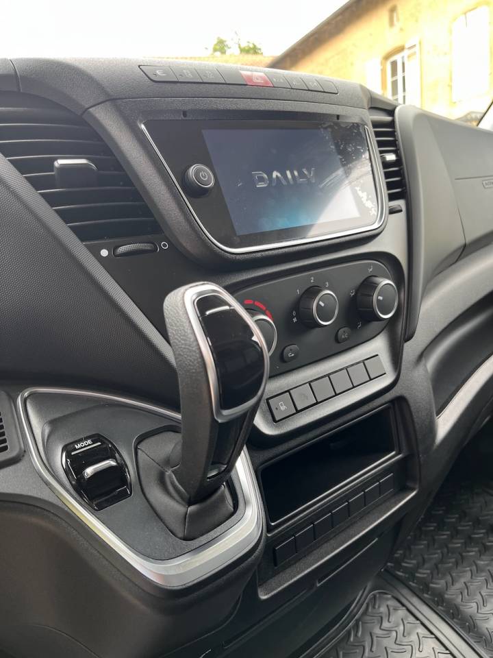 Kleine paardenvrachtwagen (B rijbewijs) Iveco IVECO 0 Nieuw