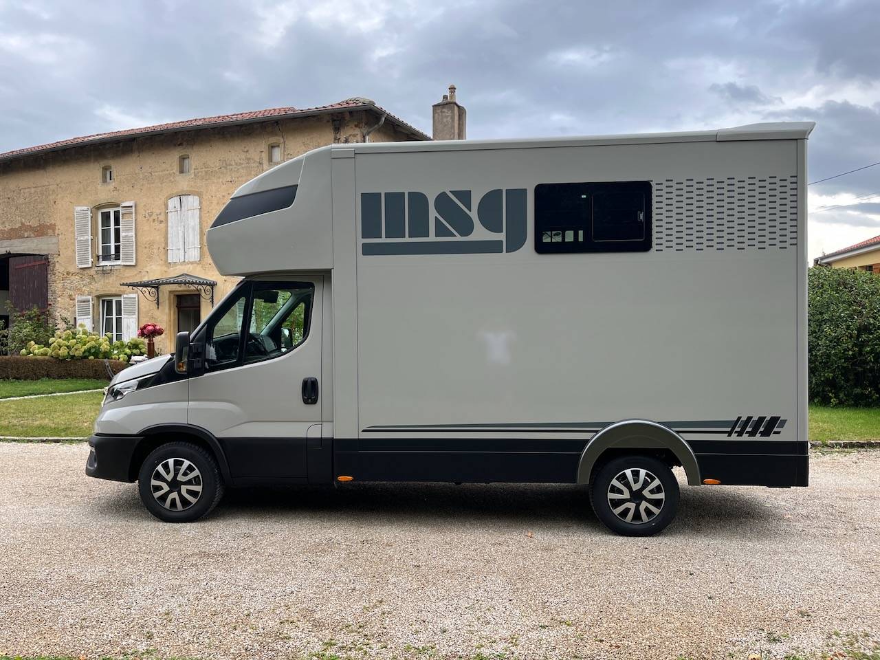 Kleine paardenvrachtwagen (B rijbewijs) Iveco IVECO 0 Nieuw