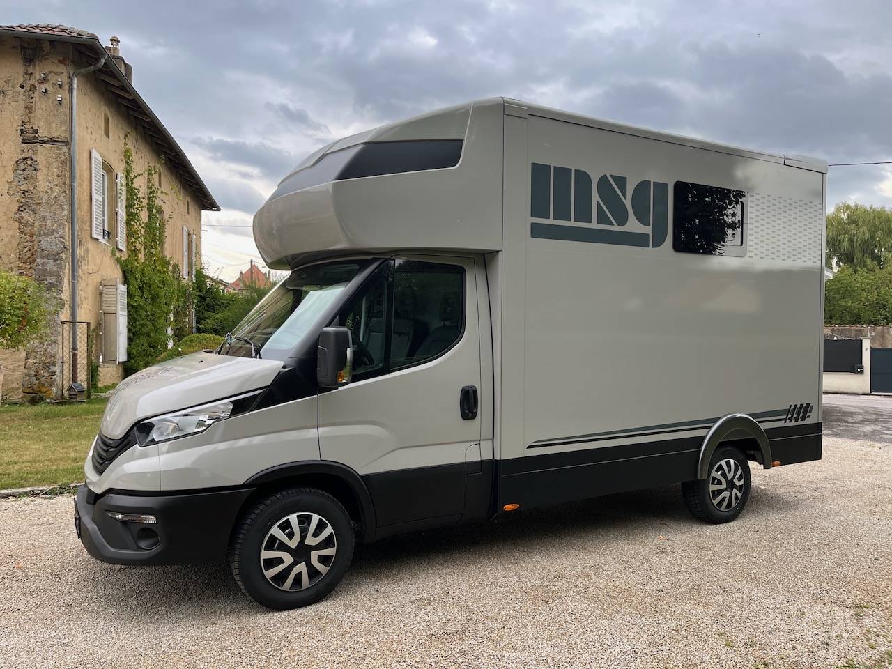 Kleine paardenvrachtwagen (B rijbewijs) Iveco IVECO 0 Nieuw