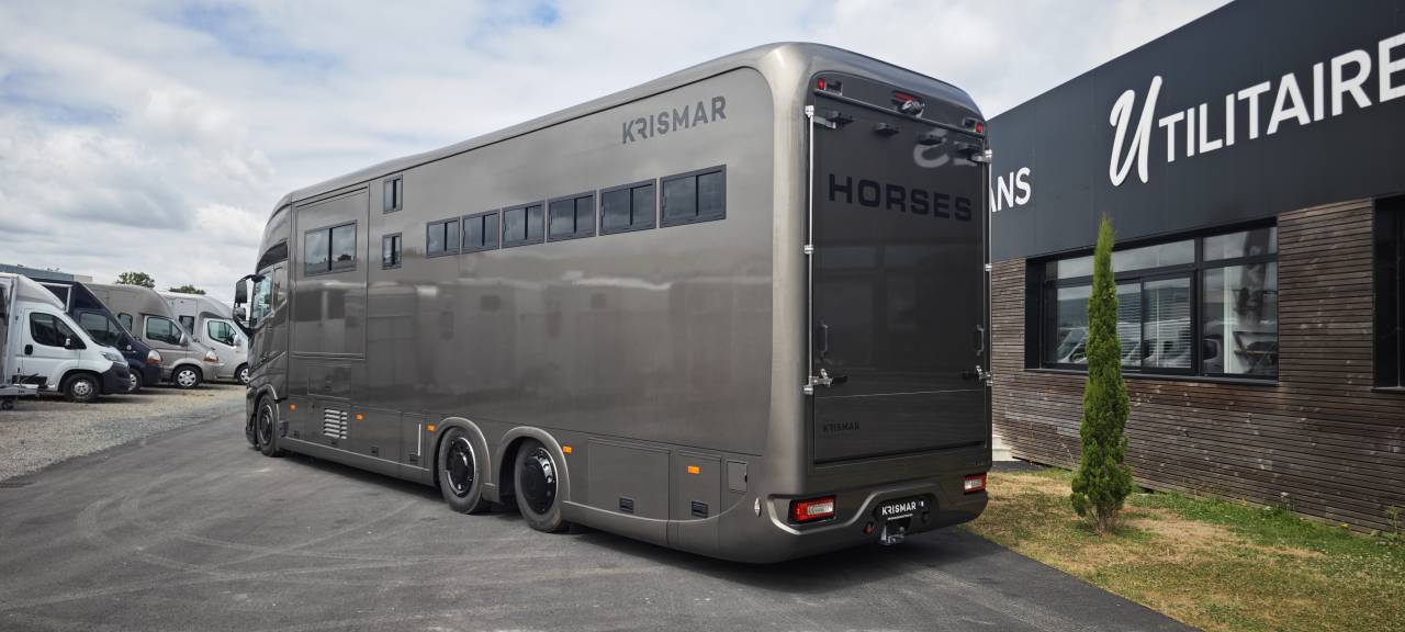 Zware paardenvrachtwagen (groot rijbewijs) Krismar Volvo FH500 6 chevaux gamme pro 2025 Nieuw