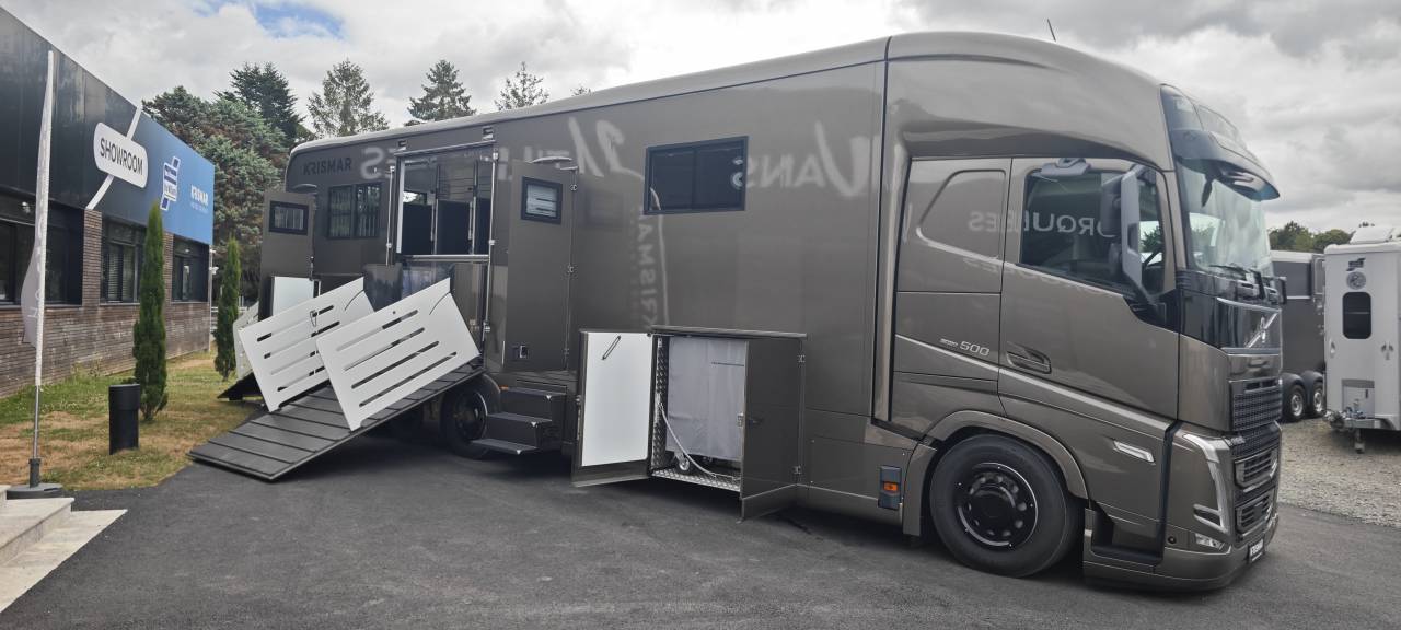 Zware paardenvrachtwagen (groot rijbewijs) Krismar Volvo FH500 6 chevaux gamme pro 2025 Nieuw