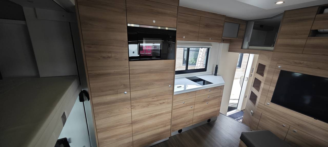 Zware paardenvrachtwagen (groot rijbewijs) Krismar Volvo FH500 6 chevaux gamme pro 2025 Nieuw