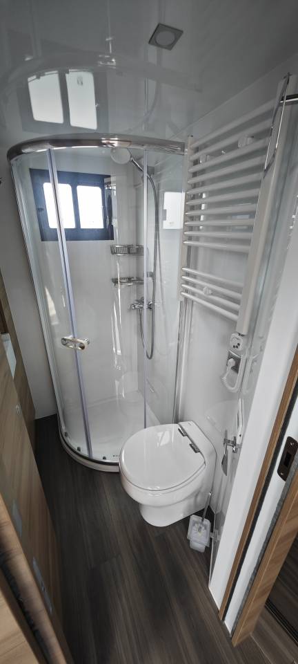 Zware paardenvrachtwagen (groot rijbewijs) Krismar Volvo FH500 6 chevaux gamme pro 2025 Nieuw