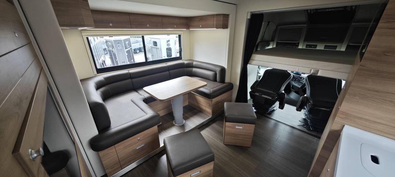 Zware paardenvrachtwagen (groot rijbewijs) Krismar Volvo FH500 6 chevaux gamme pro 2025 Nieuw