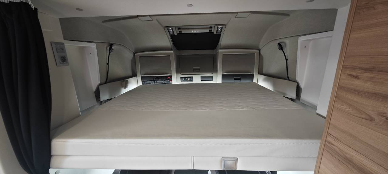 Zware paardenvrachtwagen (groot rijbewijs) Krismar Volvo FH500 6 chevaux gamme pro 2025 Nieuw