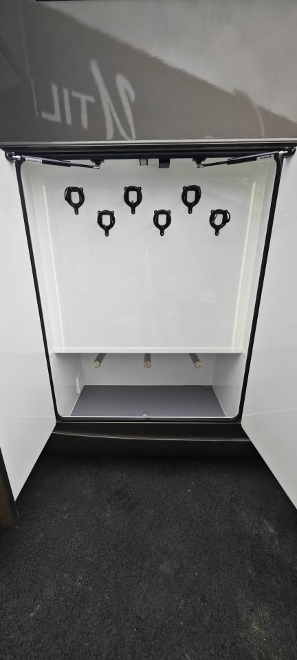 Zware paardenvrachtwagen (groot rijbewijs) Krismar Volvo FH500 6 chevaux gamme pro 2025 Nieuw