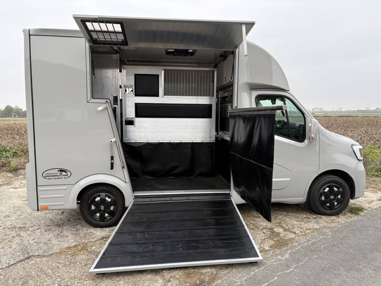 Kleine paardenvrachtwagen (B rijbewijs) Renault Master 2022 Nieuw