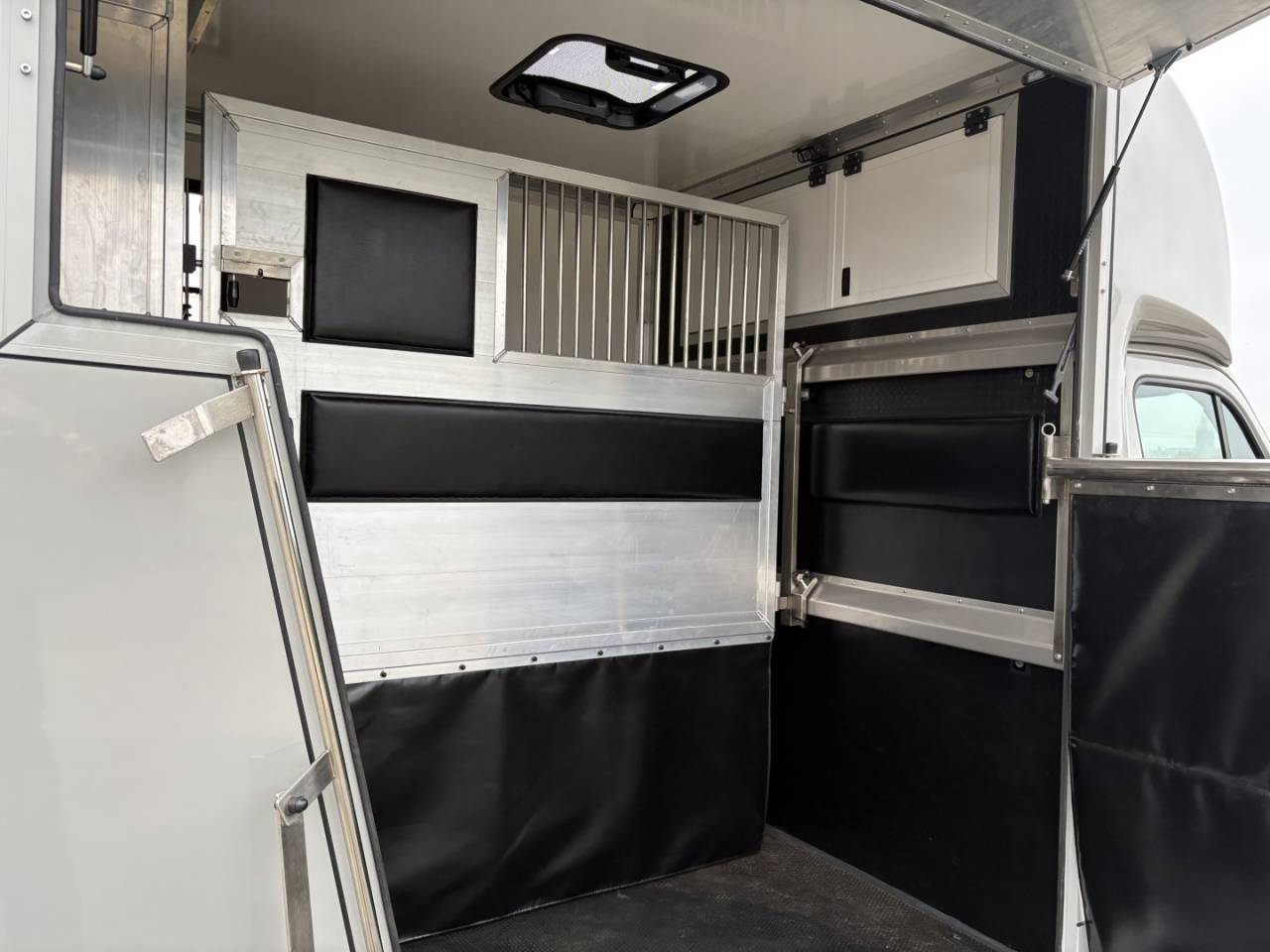 Kleine paardenvrachtwagen (B rijbewijs) Renault Master 2022 Nieuw