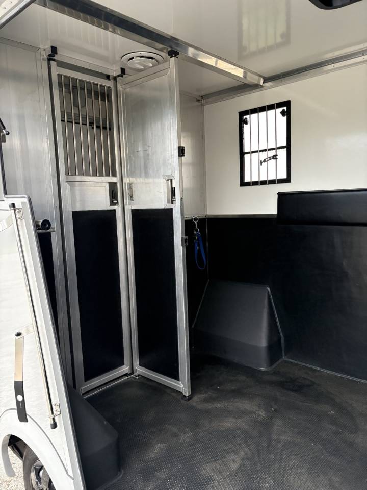 Kleine paardenvrachtwagen (B rijbewijs) Renault Master 2022 Nieuw