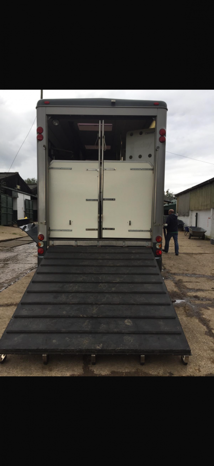 Kleine paardenvrachtwagen (B rijbewijs) Oakley Scania 340 2006 Tweedehands