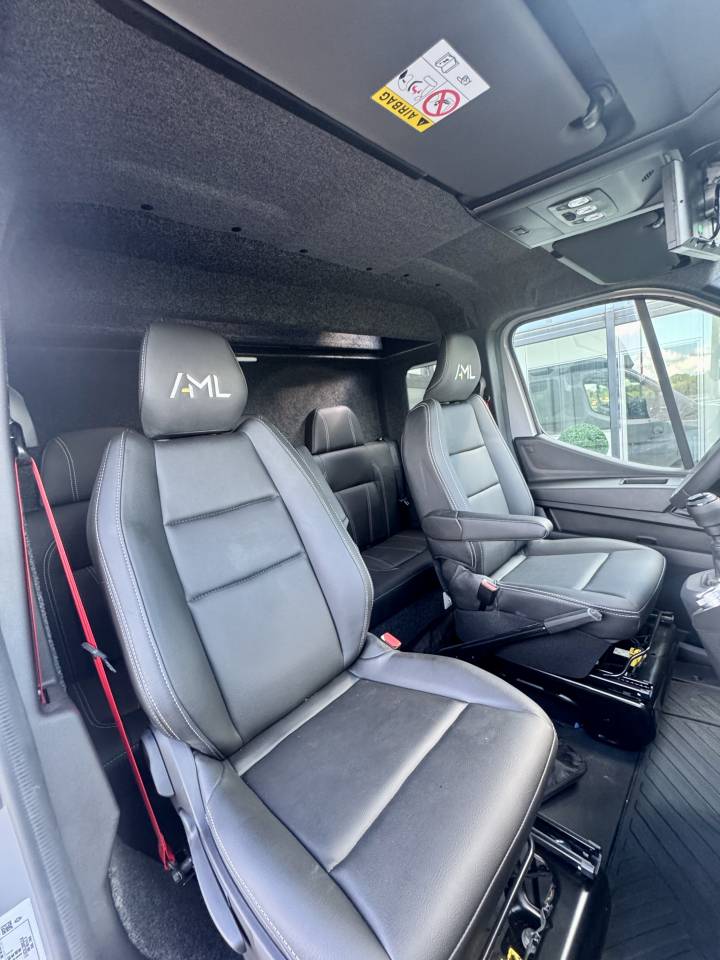 Kleine paardenvrachtwagen (B rijbewijs) Ameline RENAULT MASTER  2025 Nieuw