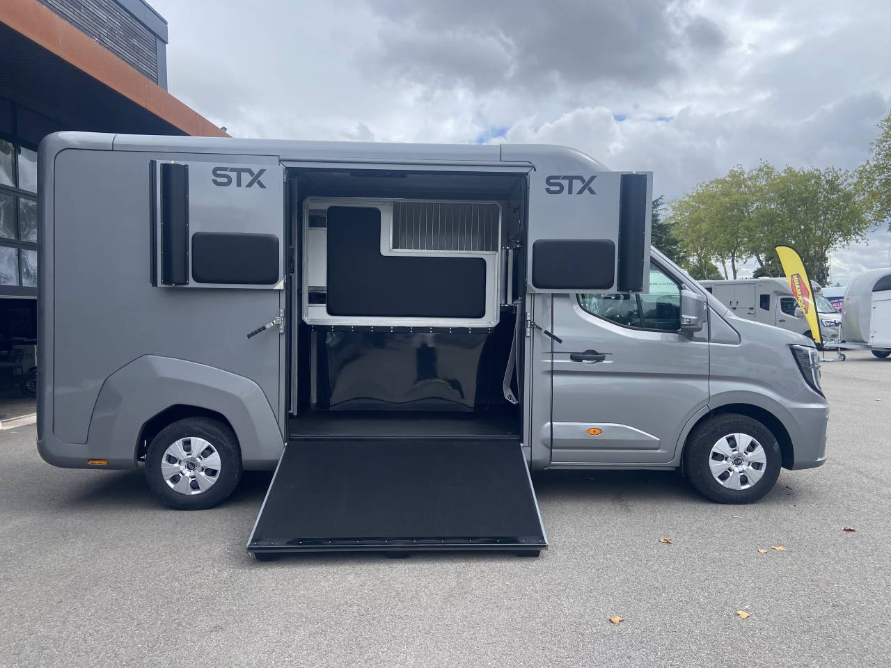 Kleine paardenvrachtwagen (B rijbewijs) STX  2025 Nieuw